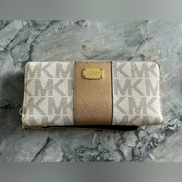 Michael Kors Wallet - Picture 1 of 5